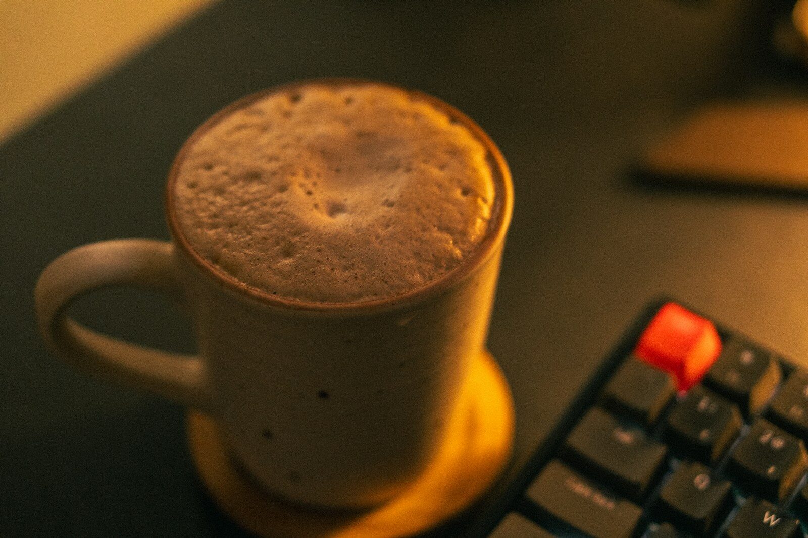 Café chaud sur le bureau