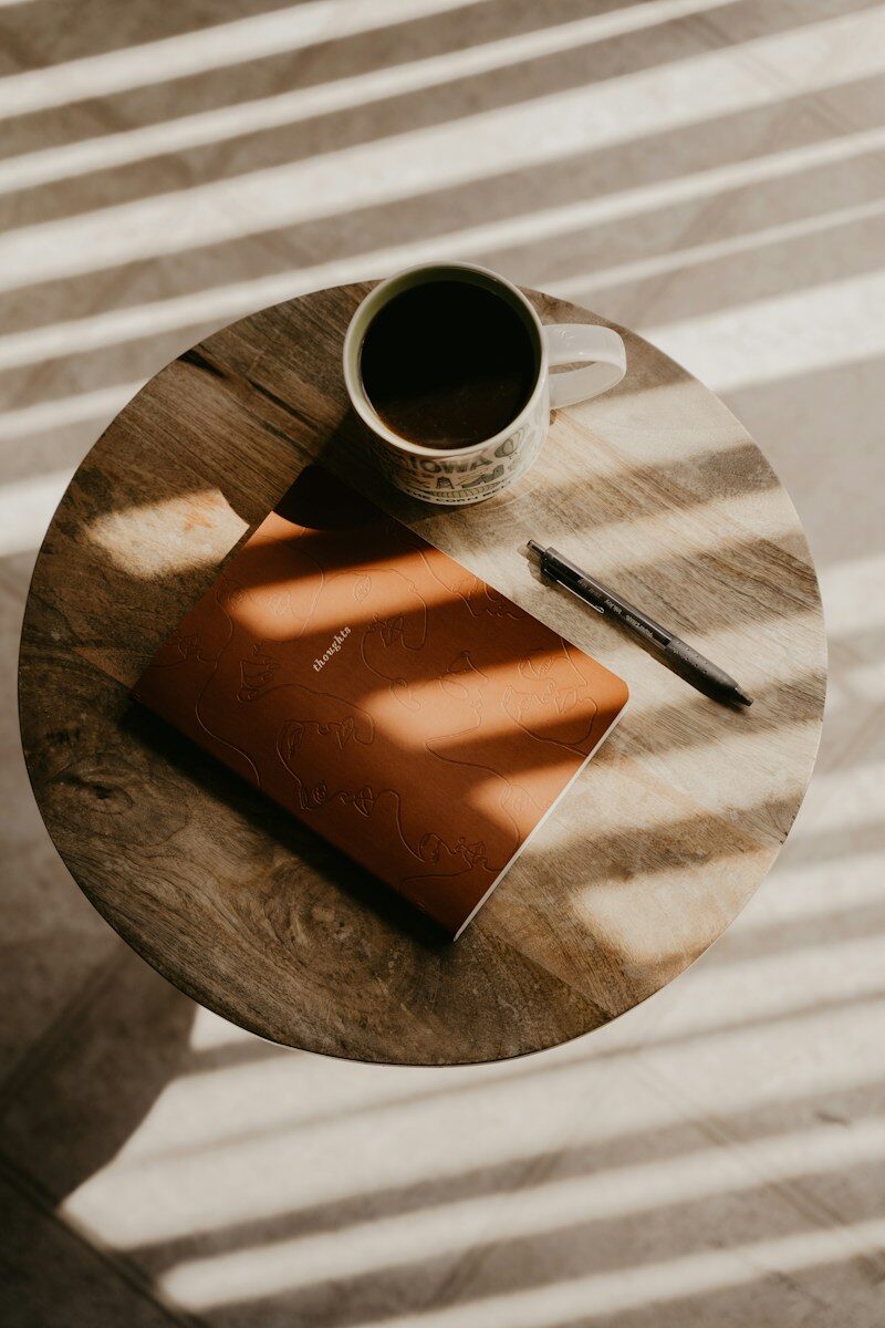 Espace de travail au calme, café et carnet de notes
